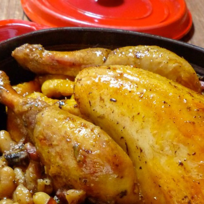 Pintade de Challans et Mogette de Vendée façon forestière à la cocotte